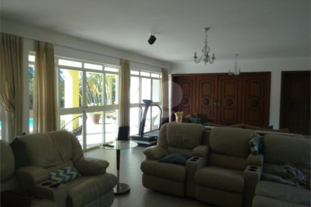 Casa à venda com 5 quartos, sendo 2 suítes,  em Vila Oliveira, Mogi das Cruzes, SP