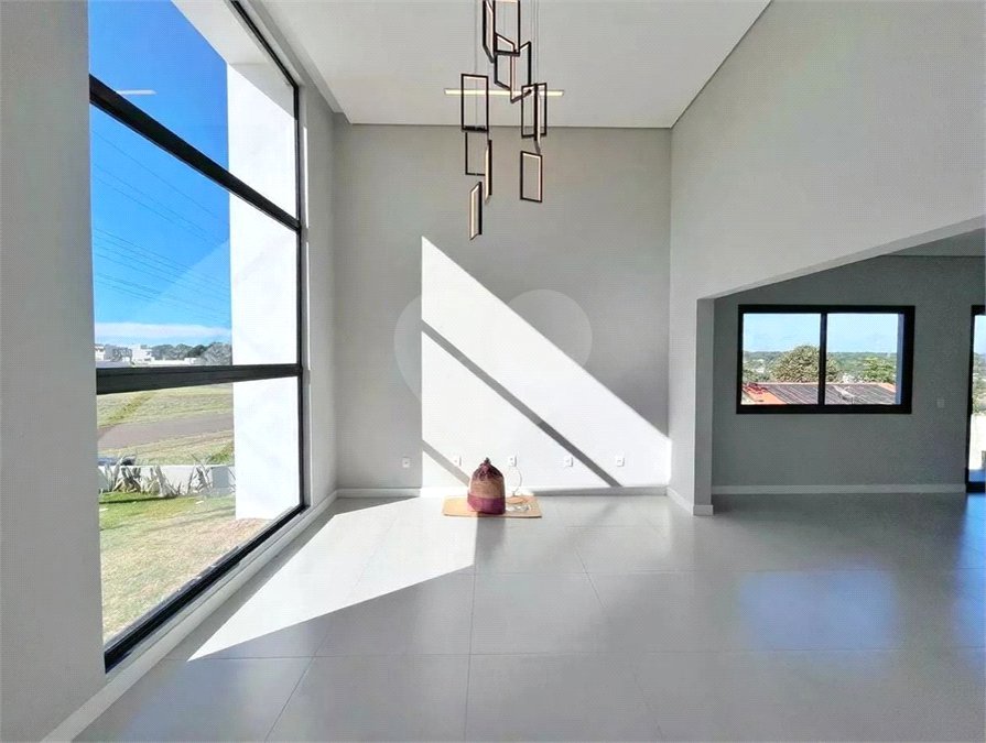 Casa à venda com 3 suítes no condomínio Ninho Verde II, Pardinho - SP