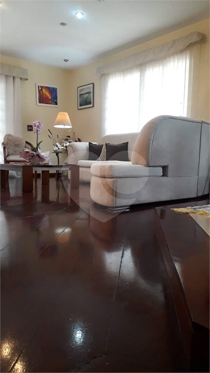 Casa à venda com 5 quartos, sendo 3 suítes,  em Vila Oliveira, Mogi das Cruzes, SP
