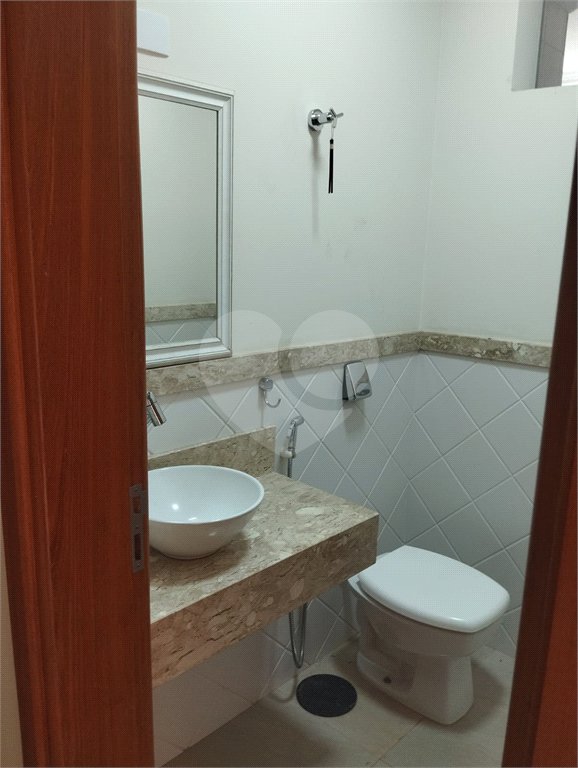 Sobrado à venda com 4 quartos, sendo 3 suítes, em Altos do Jaraguá, Araraquara, SP