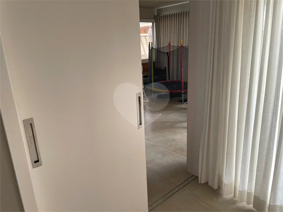 Sobrado no Condomínio Damha II.