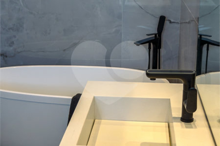 Indaiatuba - Quintas da Terracota - 1252 m² de terreno - casa térrea com 514 m² de área construída -3 vagas de garagem cobertas e 3 descobertas Lavabo - Sala de estar e jantar amplas e integradas - Escritório privativo - Cozinha toda equipada com geladeira, forno, micro-ondas, lava-louças,