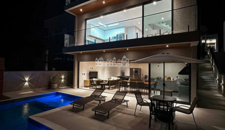 Casa à venda com 4 quartos, sendo 3 suítes,  em Rio Abaixo, Atibaia, SP