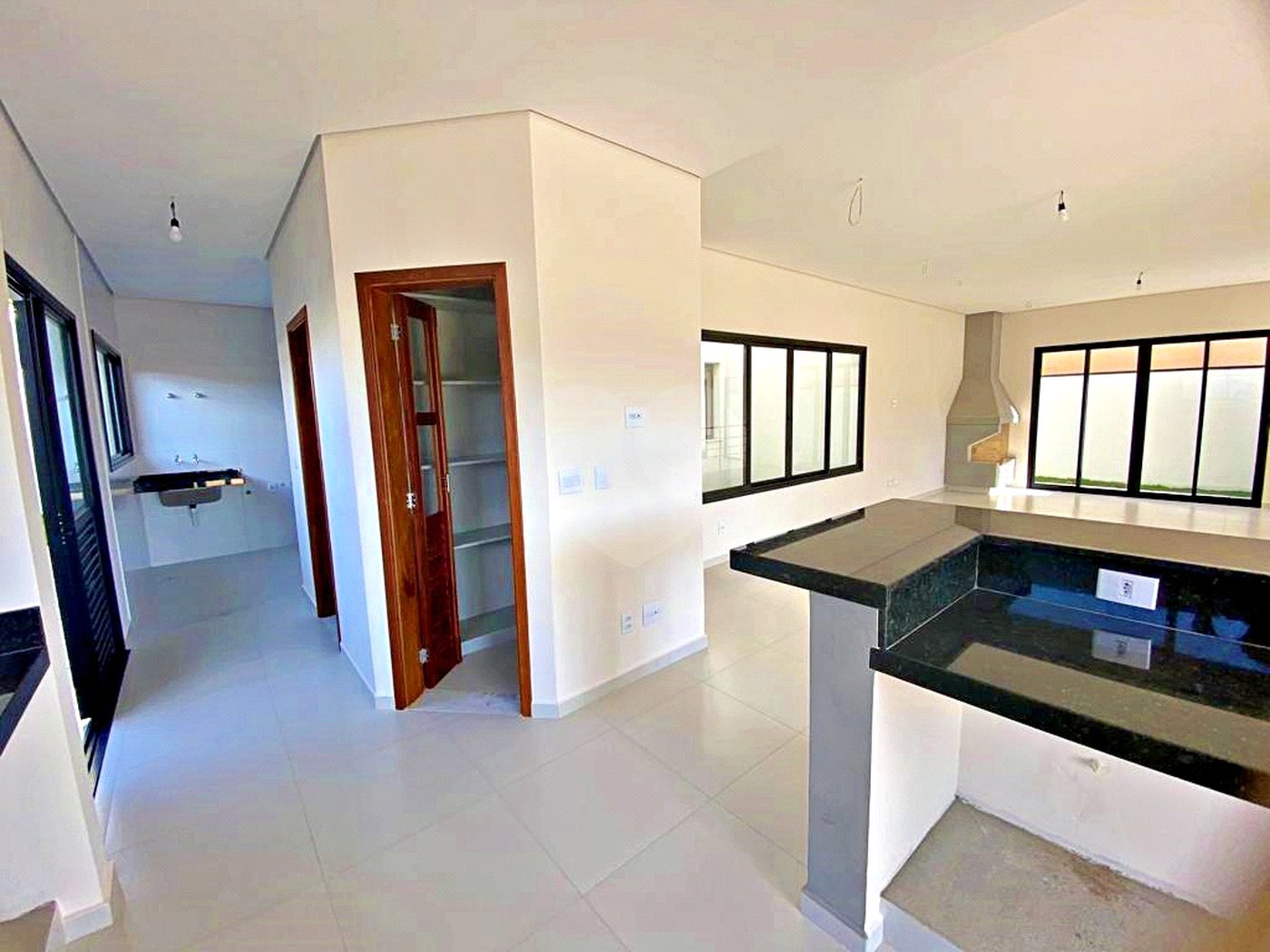Casa à venda com 3 suítes no condomínio Santa Isabel I, Louveira - SP