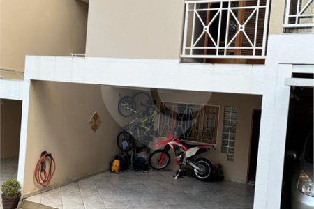 Casa à venda com 3 quartos, sendo 2 suítes, no condomínio Palmas, São Paulo - SP