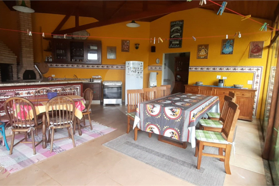 Casa à venda com 5 quartos, sendo 4 suítes, no condomínio Alpes da Cantareira, Mairiporã - SP