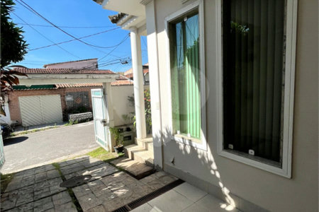 Casa à venda com 3 quartos, sendo 2 suítes, no condomínio Laura Serra, Rio de Janeiro - RJ