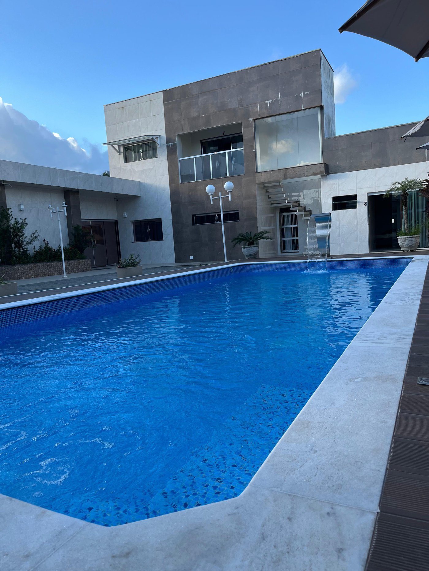 Casa à venda com 8 quartos, sendo 2 suítes, em Flórida, Praia Grande, SP