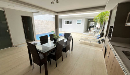 Casa à venda com 3 quartos, sendo 1 suíte, no condomínio Golden Village, Rio de Janeiro - RJ