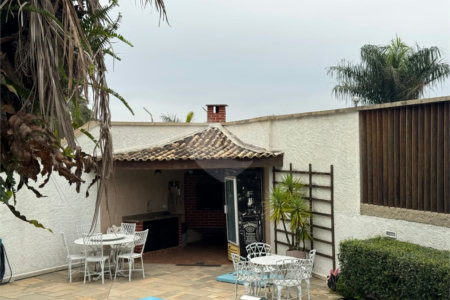 Sobrado à venda com 4 quartos, sendo 3 suítes, em Interlagos, São Paulo, SP