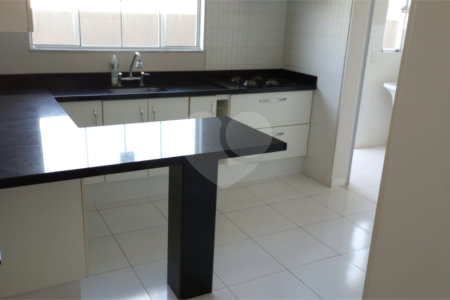 Casa à venda com 3 suítes no condomínio Picollo, Louveira - SP