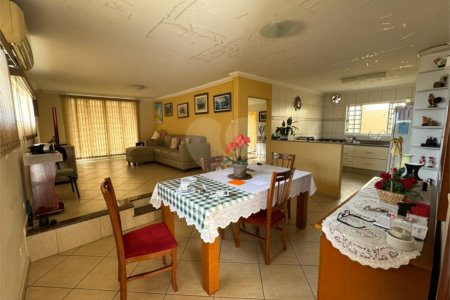 Casa à venda com 4 quartos, sendo 1 suíte, em Vila Henrique, Salto, SP