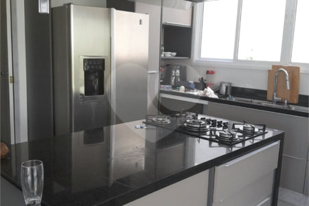 Casa à venda com 3 suítes em Moinho Velho, Cotia, SP
