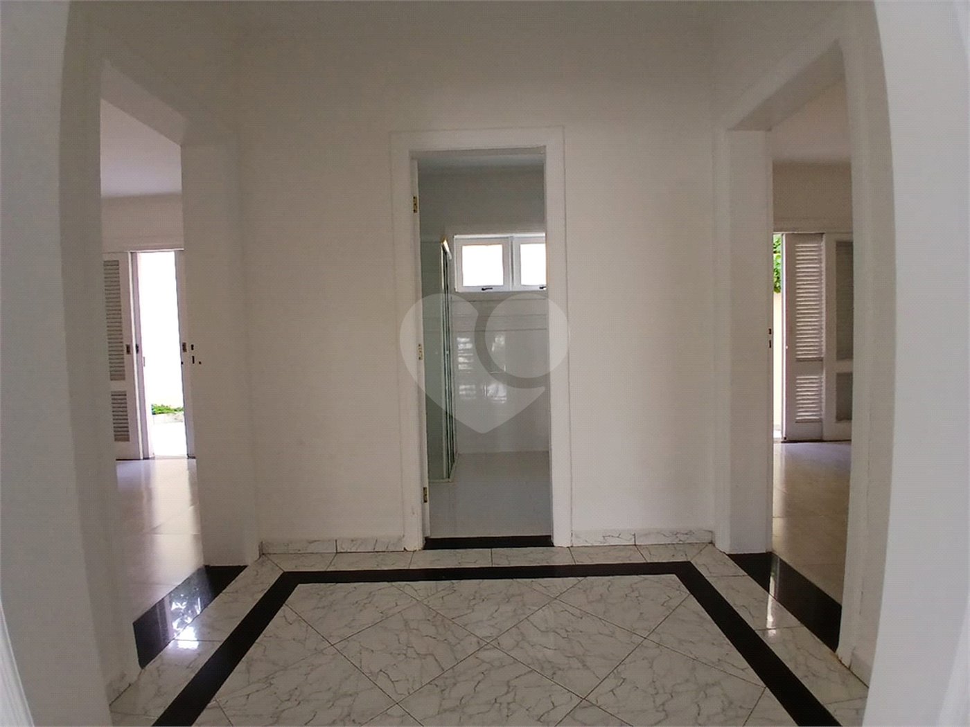 Casa à venda com 4 quartos, sendo 2 suítes, no condomínio Flamboyant, Atibaia - SP