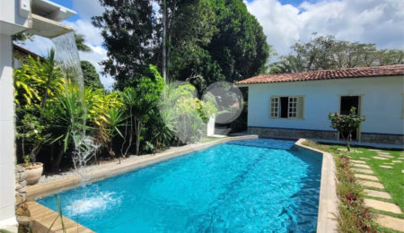 Casa à venda com 4 quartos, sendo 2 suítes, no Centro, Santa Cruz Cabrália, BA