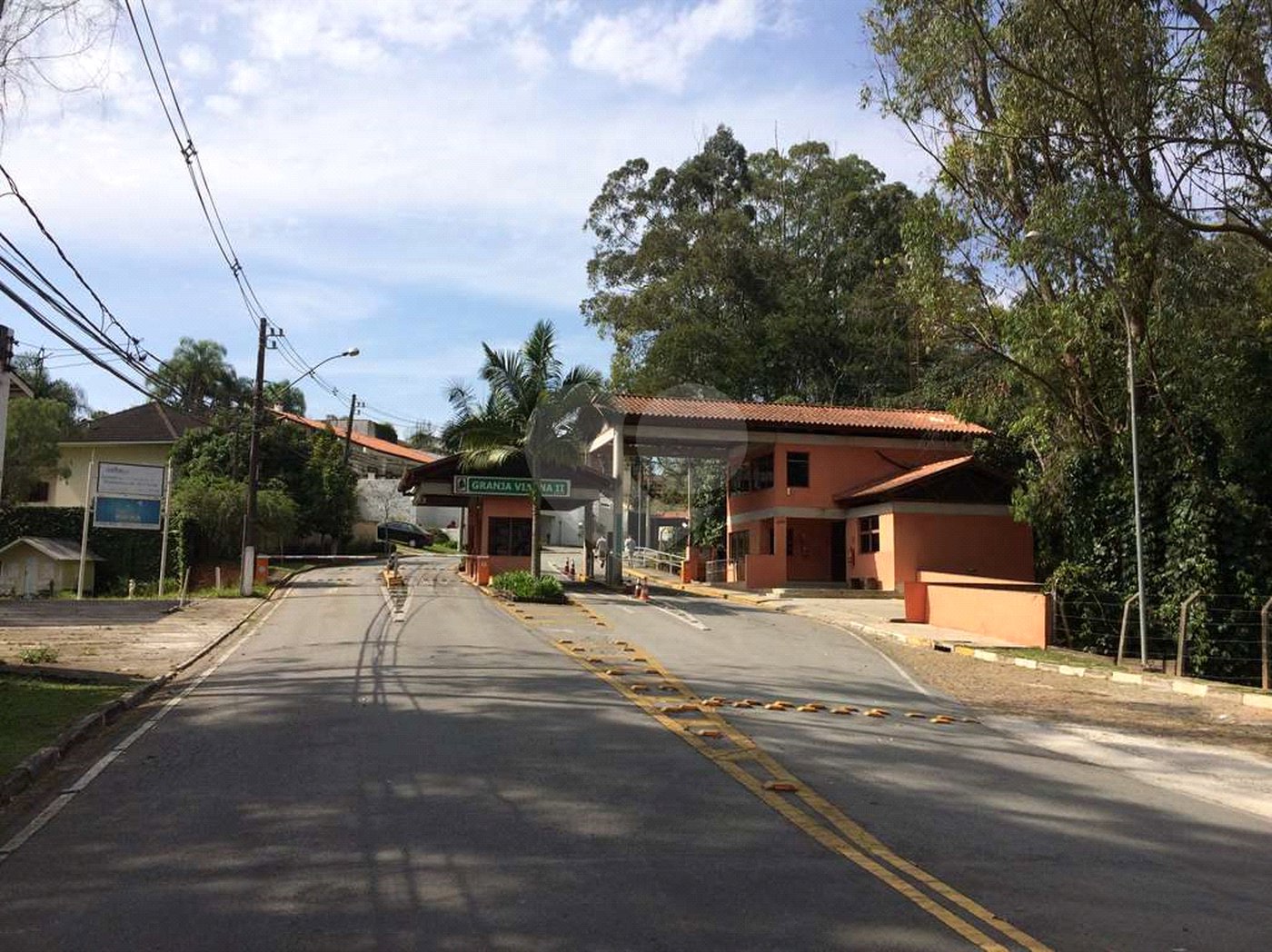 Casa à venda com 4 quartos, sendo 2 suítes,  no condomínio Granja Vianna II, Cotia - SP