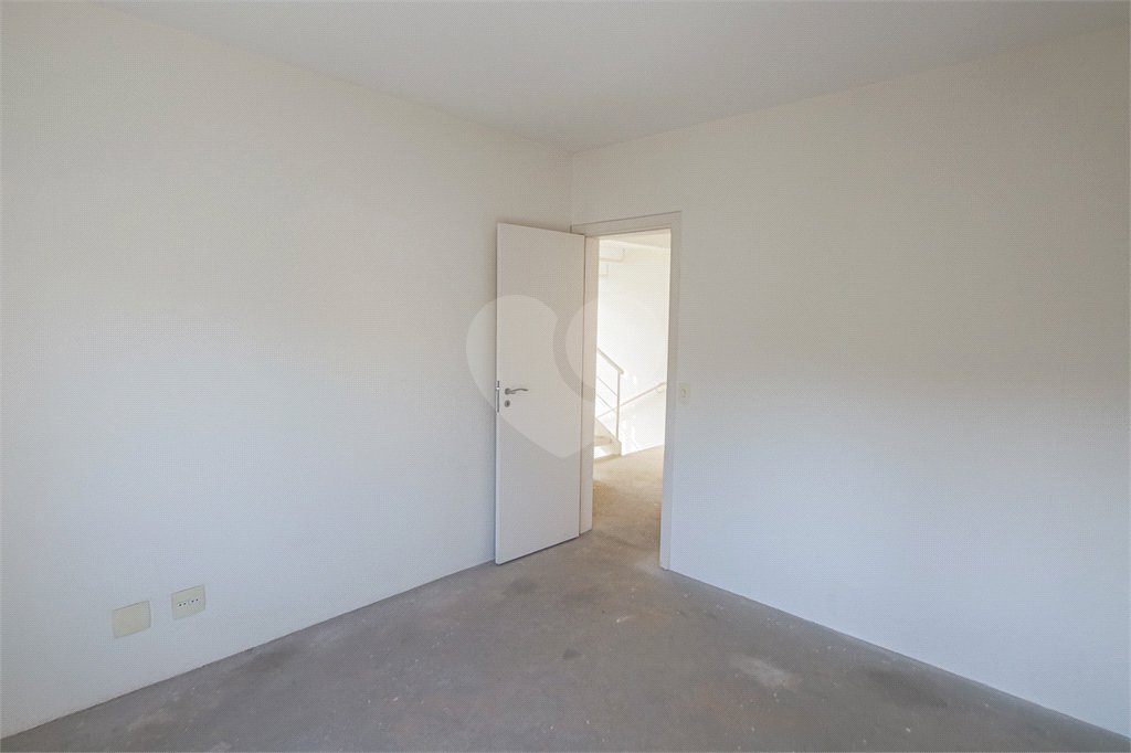 Casa à venda com 4 quartos, sendo 2 suítes, no condomínio Bristol Village, São Paulo - SP