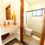 Casa à venda com 4 quartos, sendo 1 suíte, no condomínio Residencial Pinheiros do Lago, Alambari - SP