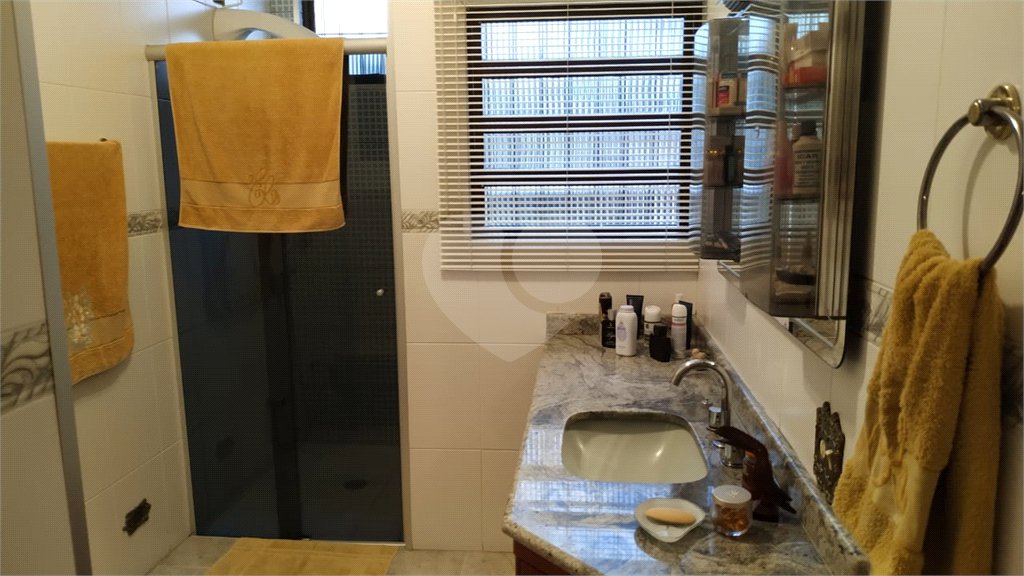 Sobrado à venda com 3 quartos, sendo 1 suíte, em Bosque da Saúde, São Paulo, SP