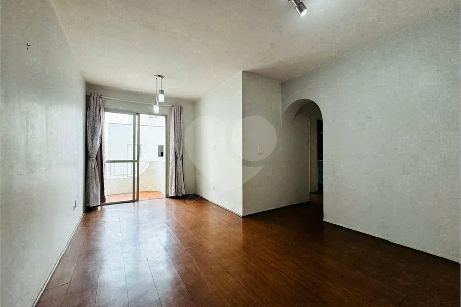 Vende-se Apartamento de 2 Quartos com Sacada na Vila Mascote
