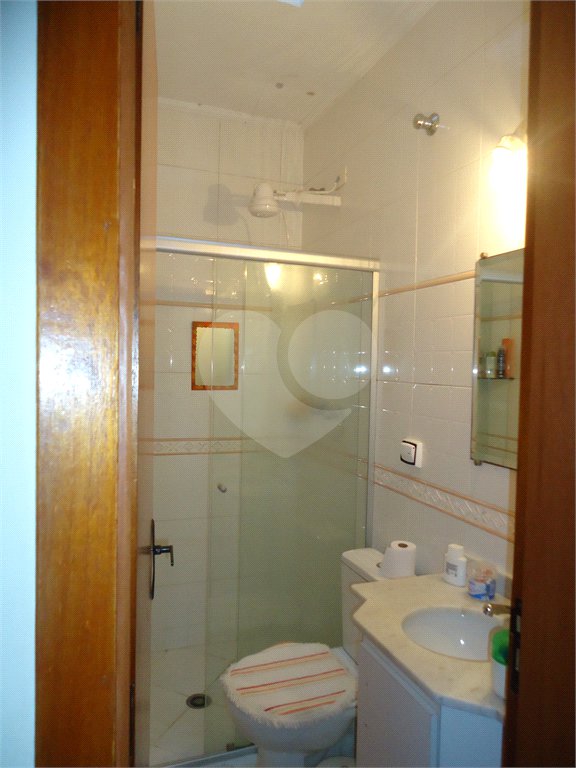 Sobrado com 4 quartos sendo 2 suítes.