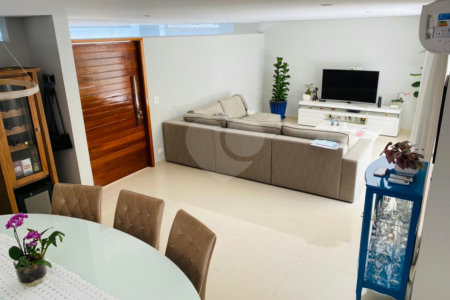 Casa à venda com 4 quartos, sendo 2 suítes, no condomínio Residencial Vila Lagos, São Paulo - SP