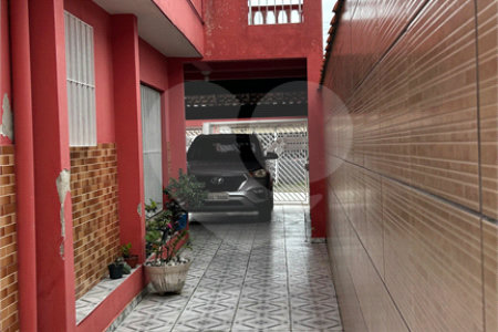 Sobrado à venda com 3 quartos, sendo 2 suítes,  em Vila Lúcia, Poá, SP