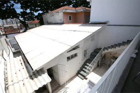 Casa à venda no Campo Belo de 200 metros quadrados, com 3 casas no terreno.