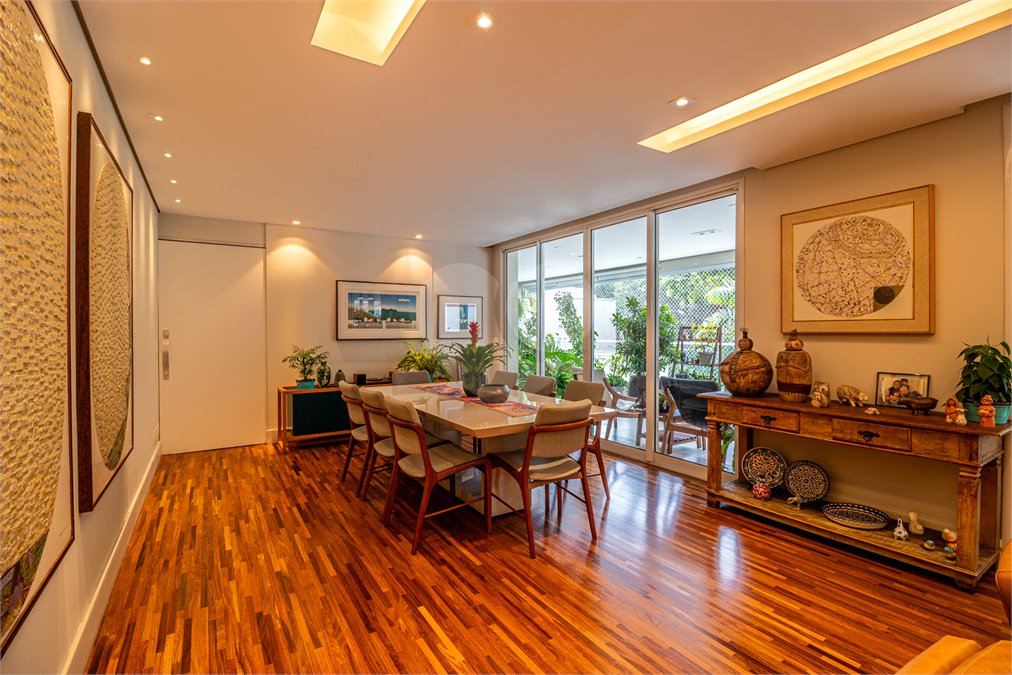 Apartamento Campo Belo à Venda 274 m² 4 Suítes 4 Vagas com Clima de Casa e Vista Verde