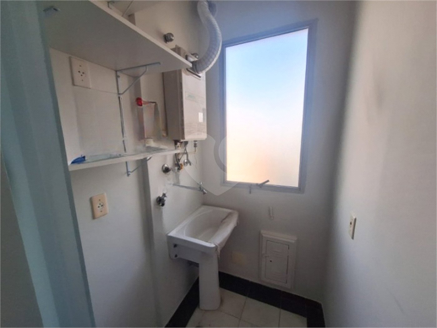 Apartamento para locação com 2 dormitórios, sendo 1 suíte com 02 vagas, totalmente climatizado nos 3 ambientes
