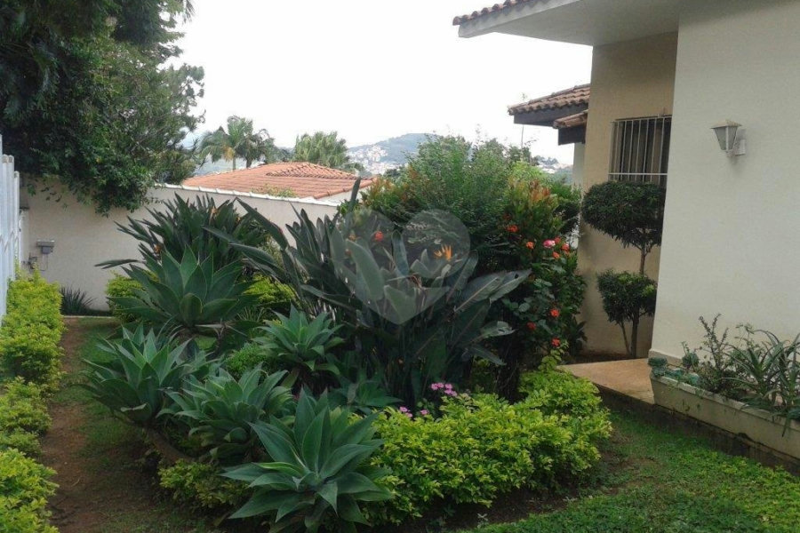 Casa Térrea à venda ou para alugar com 4 suítes em Jardim Floresta, São Paulo, SP