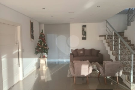 Casa à venda com 4 quartos, sendo 3 suítes, no condomínio Arco Iris, Atibaia - SP
