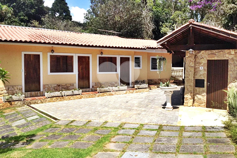 Casa à venda com 4 quartos, sendo 1 suíte, no condomínio Associação Reserva das Hortênsias, Mairiporã - SP