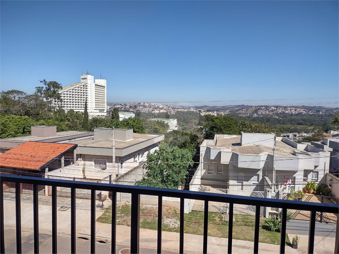 Casa à venda com 2 suítes em Jardim Santo Antônio, Atibaia, SP