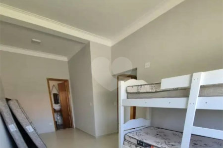 Casa à venda com 3 suítes no condomínio Chácaras Arumã, Sarapuí - SP