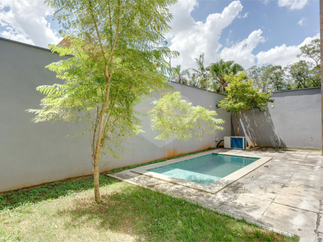 Casa à venda com 4 quartos, sendo 3 suítes,  no condomínio Jardim Flora, São Paulo - SP