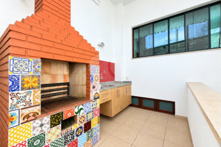 Casa à venda com 3 quartos, sendo 1 suíte, no condomínio Vila das Emboabas, São Paulo - SP