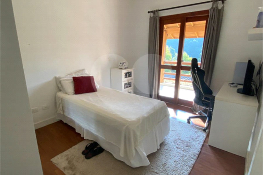 Casa à venda com 4 quartos, sendo 2 suítes, no condomínio Suíça da Cantareira, Mairiporã - SP