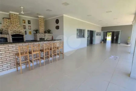 Casa à venda com 3 suítes no condomínio Chácaras Arumã, Sarapuí - SP