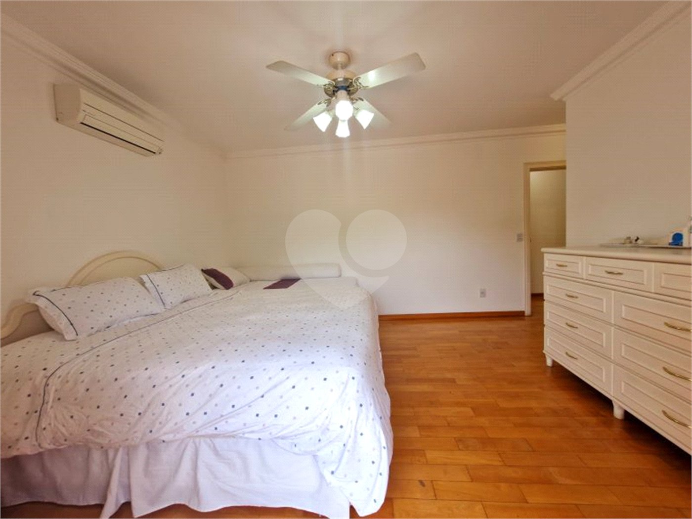 Casa à venda com 4 suítes no condomínio Estância Marambaia, Vinhedo - SP