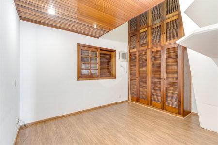 Casa à venda com 5 quartos, sendo 3 suítes, no condomínio Granja do Morumbi, São Paulo - SP