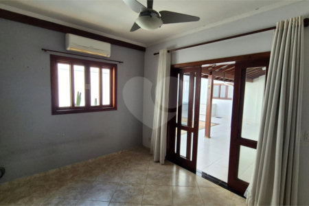Casa à venda com 4 quartos, sendo 2 suítes, no condomínio Residencial Grape Village, Vinhedo - SP