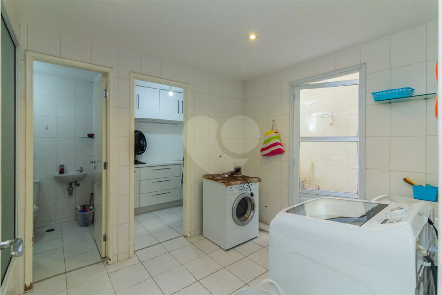 Casa à venda com 4 quartos, sendo 2 suítes, no condomínio Domus, São Paulo - SP