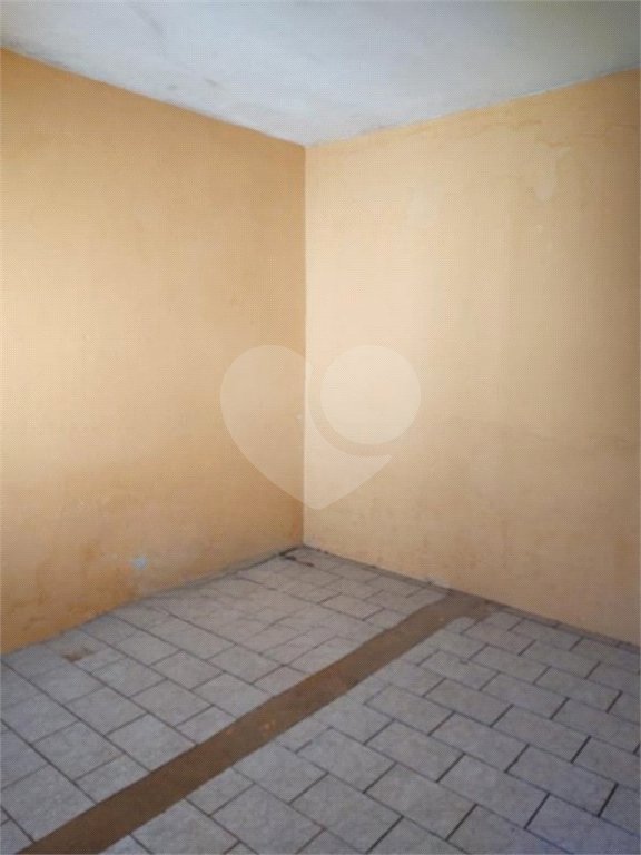 Casa térrea com 2 dormitórios, sendo 1 suíte.