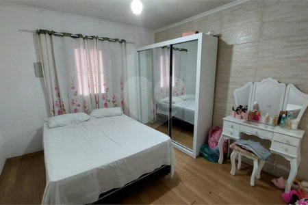 Casa à venda com 3 quartos, sendo 1 suíte,  em Vila Nivi, São Paulo, SP