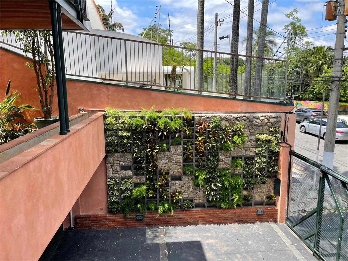 Casa à venda ou para alugar com 4 quartos, sendo 3 suítes, em Jardim Leonor, São Paulo, SP