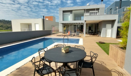 Casa à venda ou para alugar com 4 suítes no condomínio Figueira Garden, Atibaia - SP