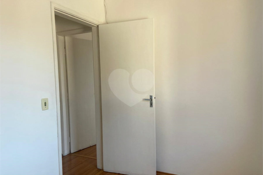 Sobrado à venda com 3 quartos, sendo 1 suíte, em Parque Maria Domitila, São Paulo, SP