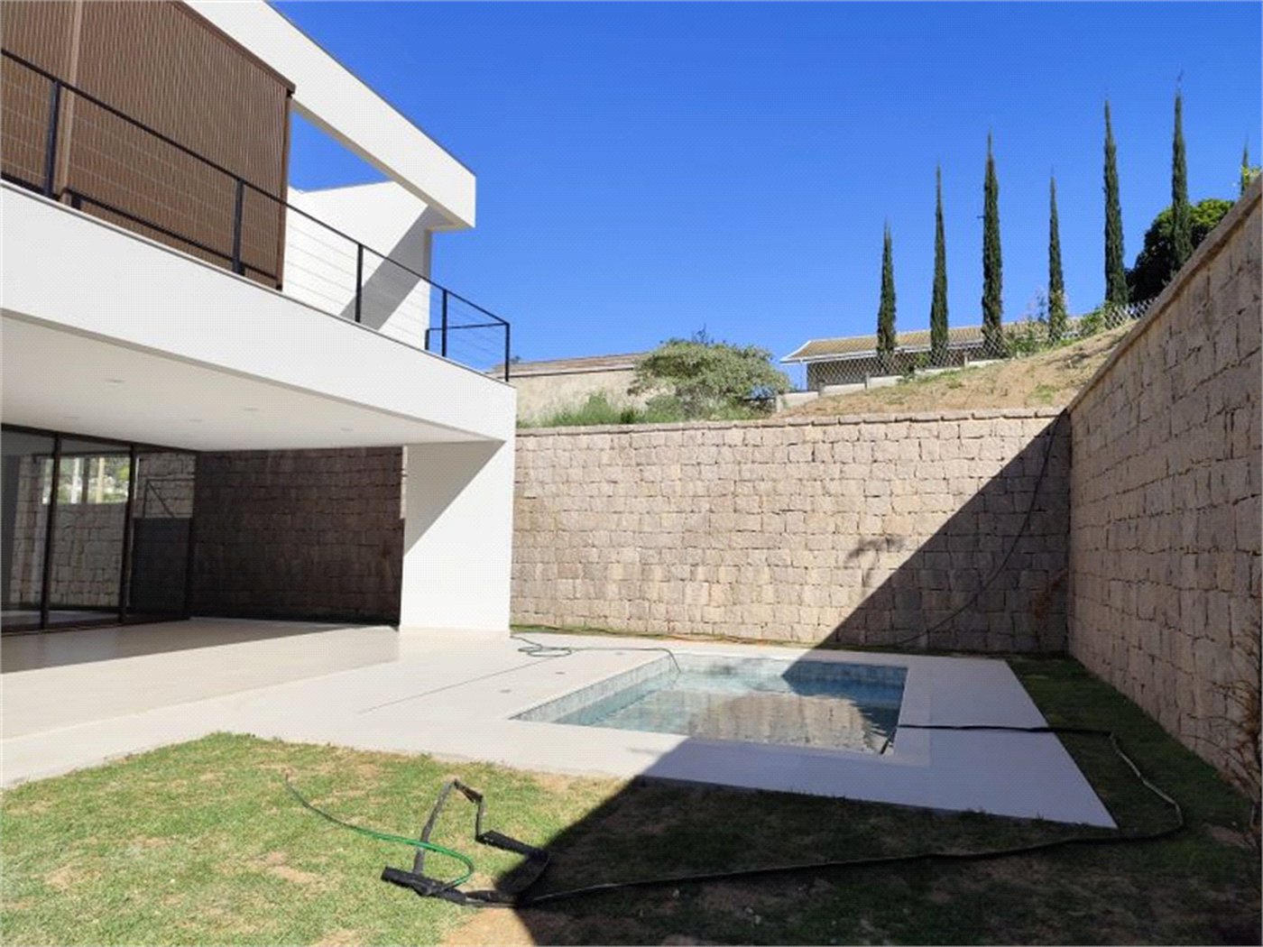 Casa à venda com 3 suítes no condomínio Recanto das Palmas, Vinhedo - SP
