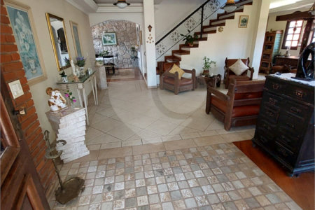 Casa à venda ou para alugar com 5 quartos, sendo 1 suíte, em Cumbari, Mairiporã, SP